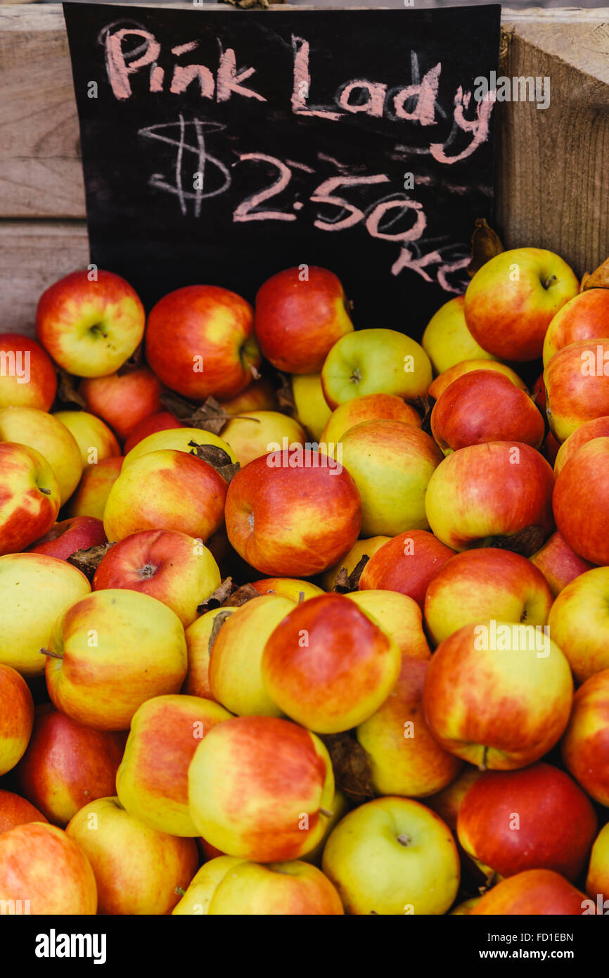 Pink Lady mele per la vendita, mercati di Salamanca, Salamanca Place, Hobart, Tasmania, Australia Foto Stock