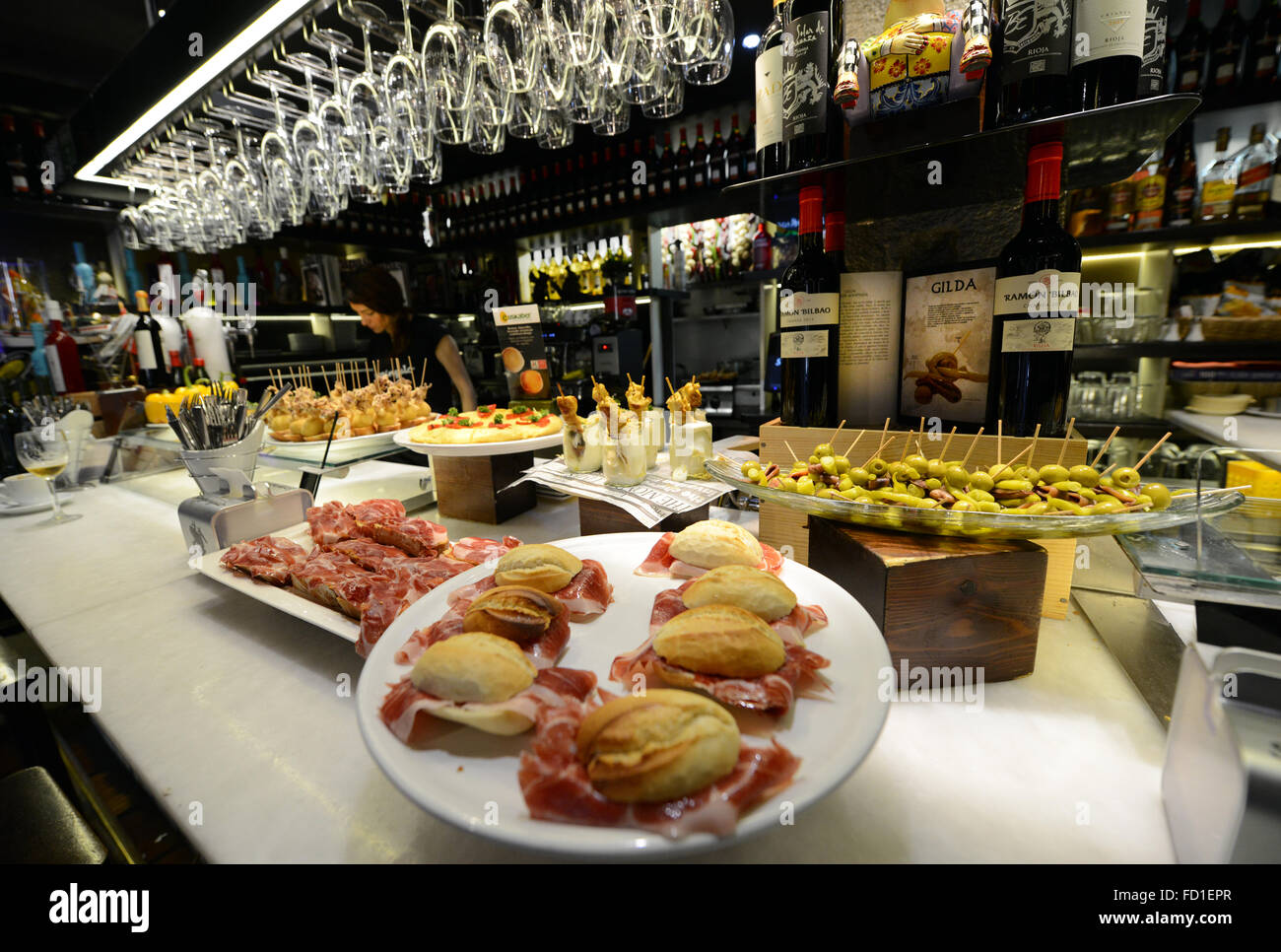 Una grande varietà di Pintxos nel famoso bar Sorginzulo a Bilbao, Spagna. Foto Stock