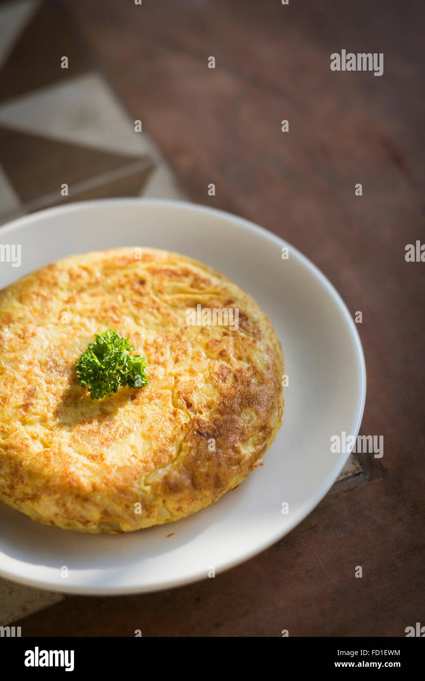 Tortilla spagnola Omelette tradizionale rustico piastrelle per pavimento Foto Stock