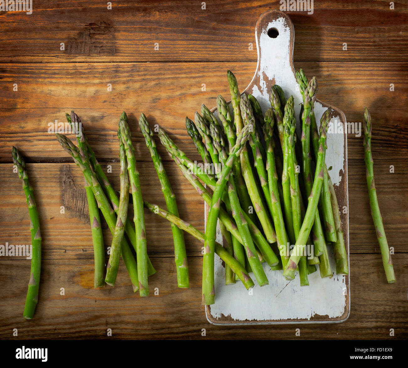 Asparagi freschi sul legno rustico sfondo. Foto Stock