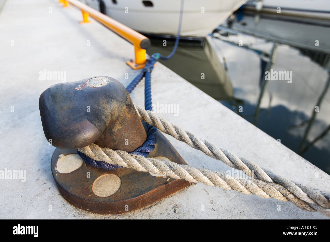 Ferro forgiato bollard ormeggio con fune sul molo Foto Stock