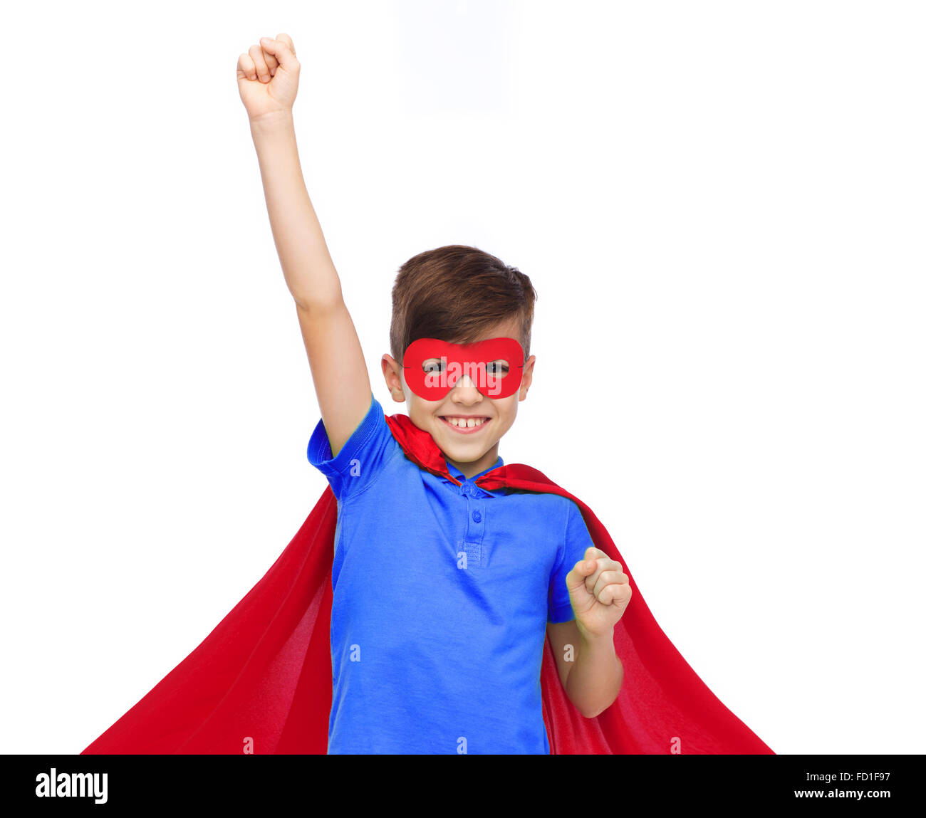 Ragazzo in rosso super hero cape e la maschera che mostra a suon di pugni Foto Stock