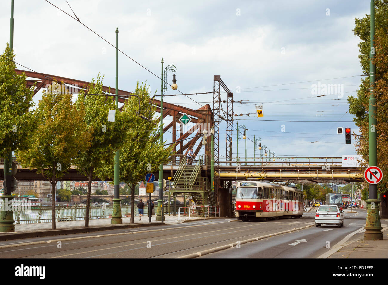 Praga, Repubblica Ceca - 28 agosto 2015: Retro tram Skoda in background del ponte ferroviario Zeleznicni (la maggior parte) Foto Stock