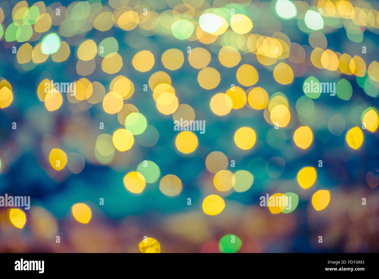 Bella blu astratto circolare sfondo bokeh, luci della città con instagram effetto tonico, primo piano Foto Stock