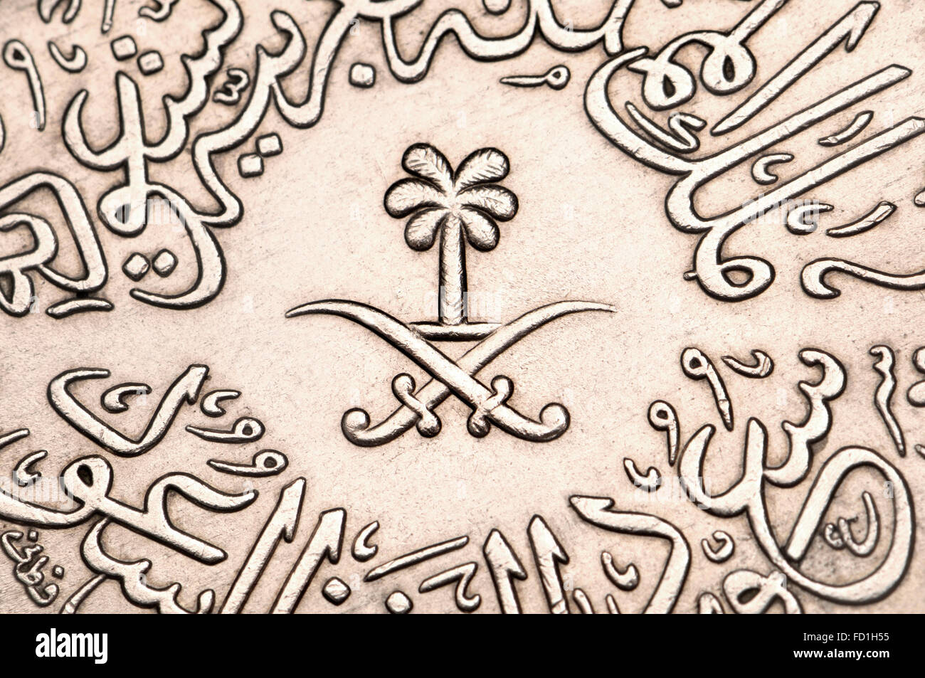 4 Ghirsh / Qirsh moneta di Arabia Saudita che mostra la scrittura araba e simboli, Palm tree e spade incrociate (cupro-nickel - 1956) Foto Stock