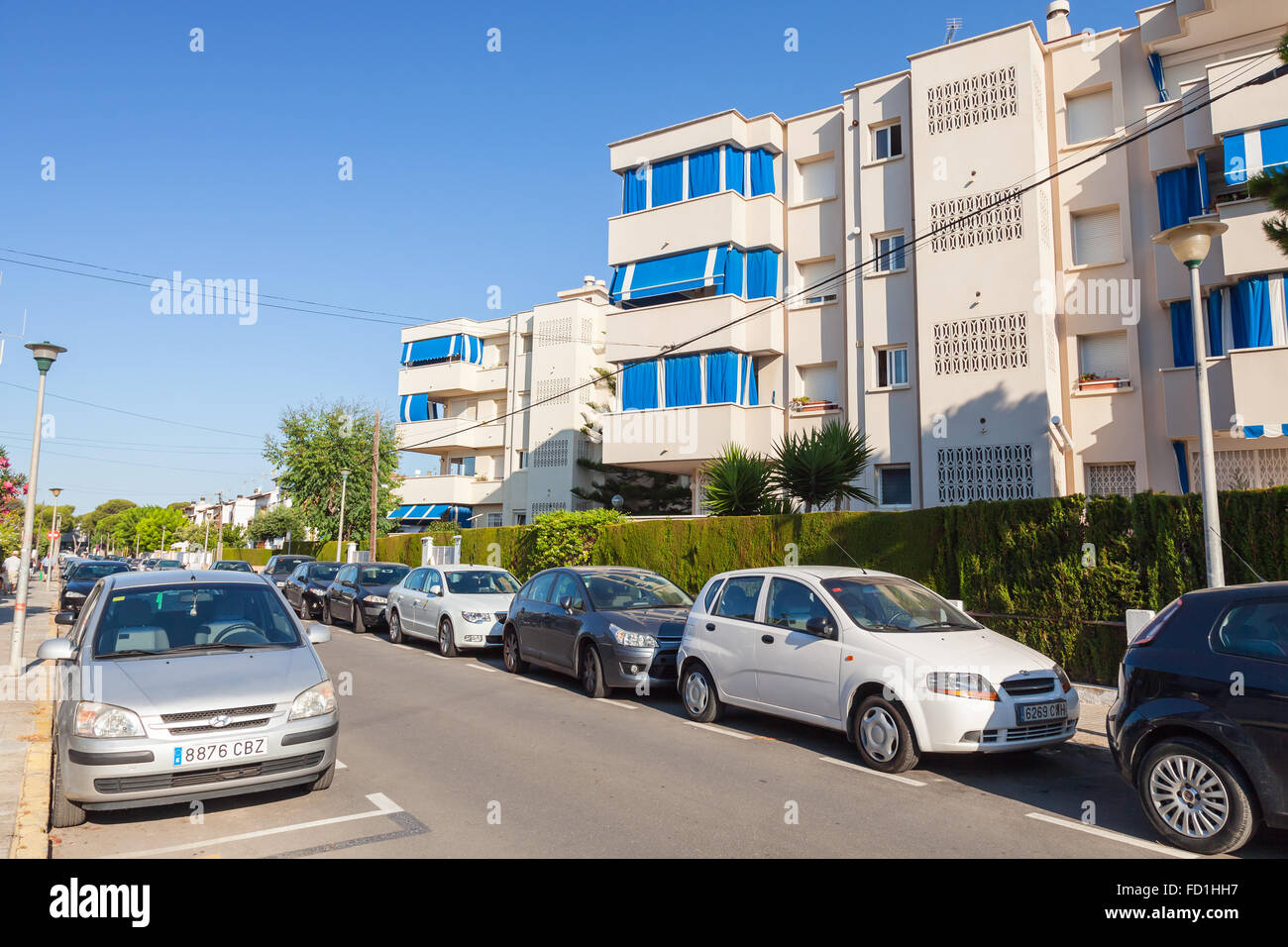 Calafell, Spagna - Agosto 13, 2014: Street View di automobili parcheggiate. Calafell località turistica in una soleggiata giornata estiva. Regione di Tarragona Foto Stock