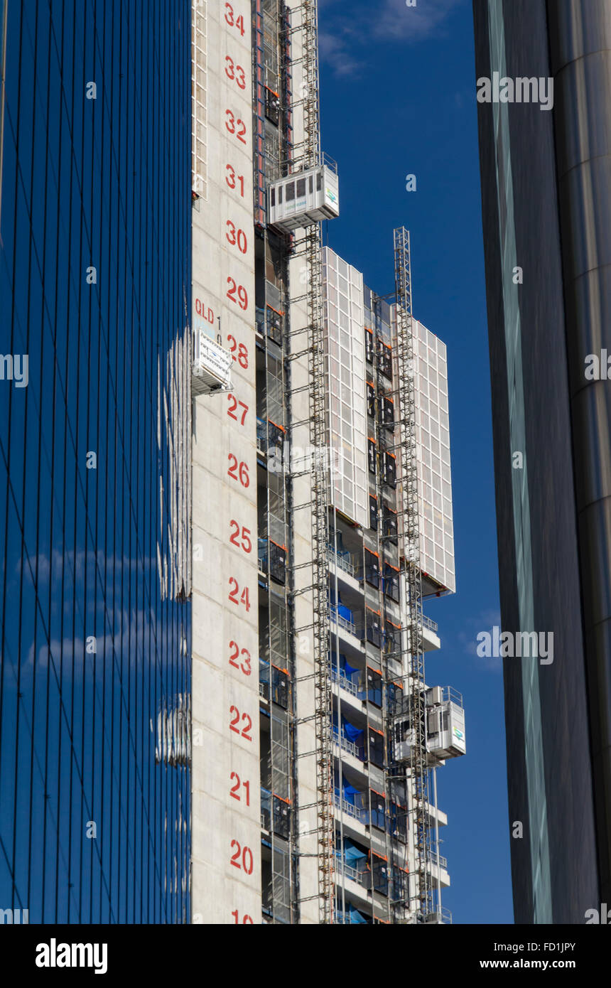 I numeri dei piani sono dipinti sul lato di un nuovo ed alto edificio che sale al Barangaroo Business Park a Sydney, Australia nel 2016 Foto Stock