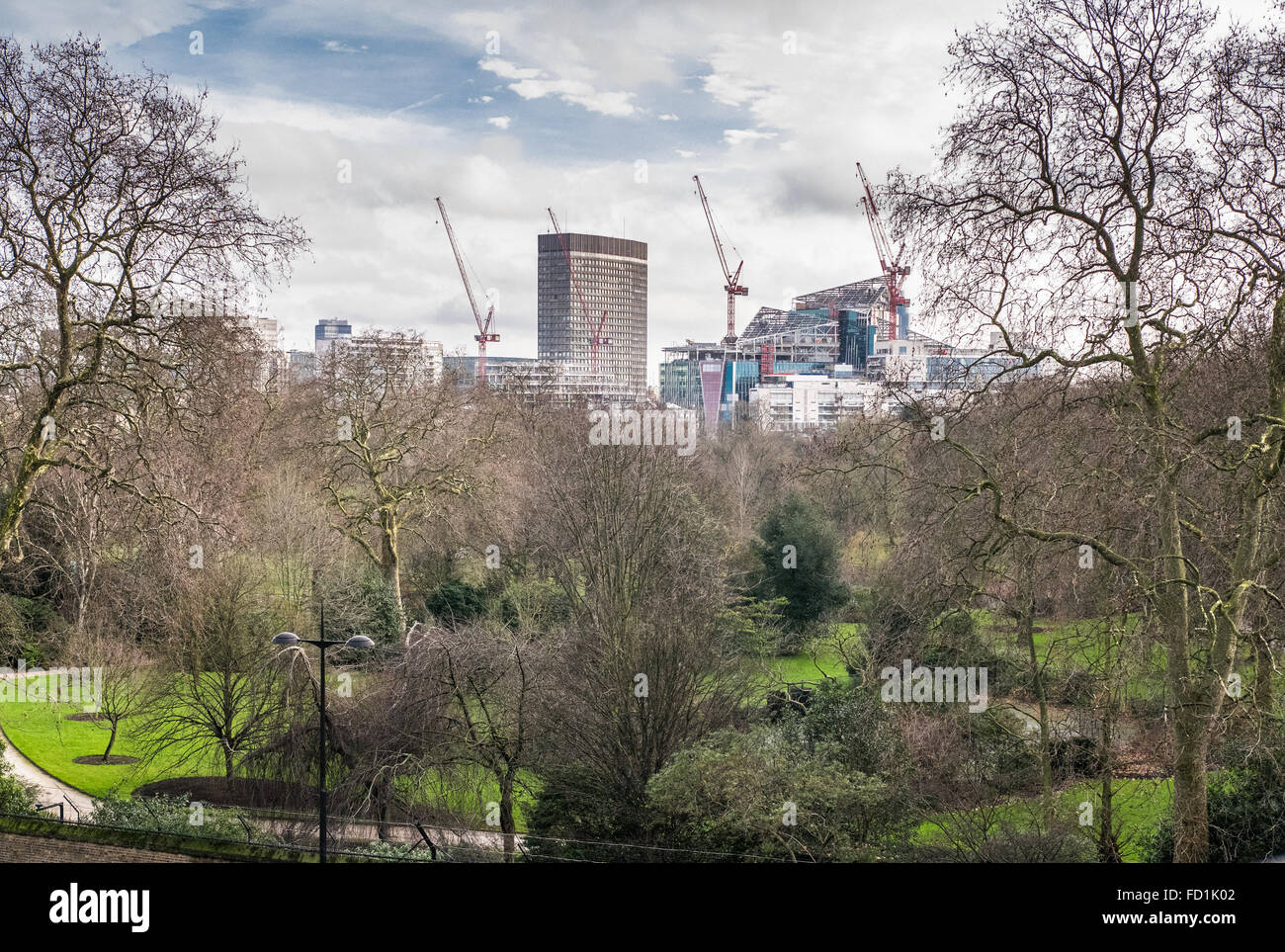 Retro del giardino del Buckingham Palace di Londra, a Victoria in background. Foto Stock