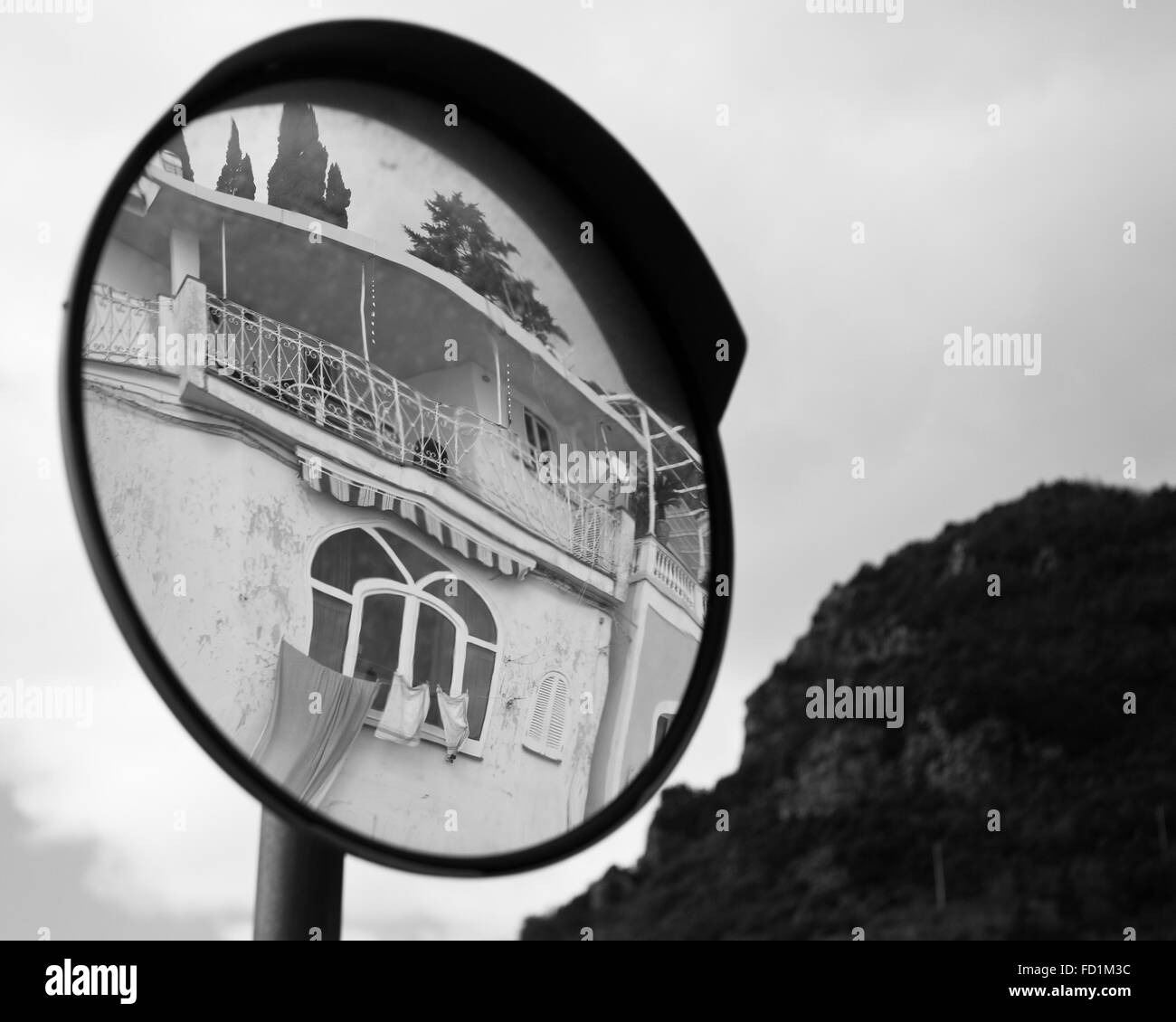 La riflessione di una villa sulla Costa Amalfitana Foto Stock