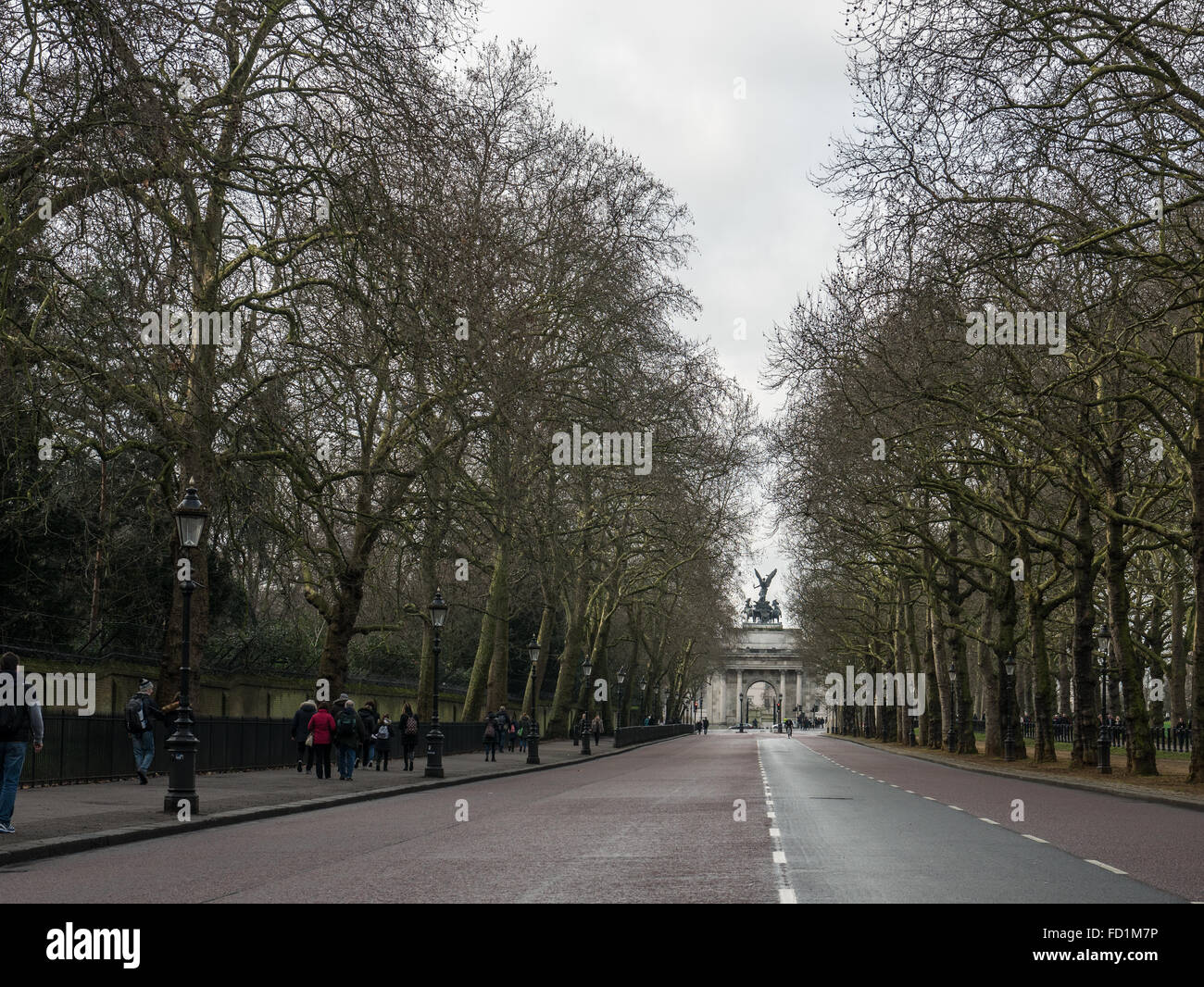 Costituzione collina che conduce a Wellington Arch a Hyde Park Corner, con il giardino del Buckingham palace parete sulla sinistra. Foto Stock