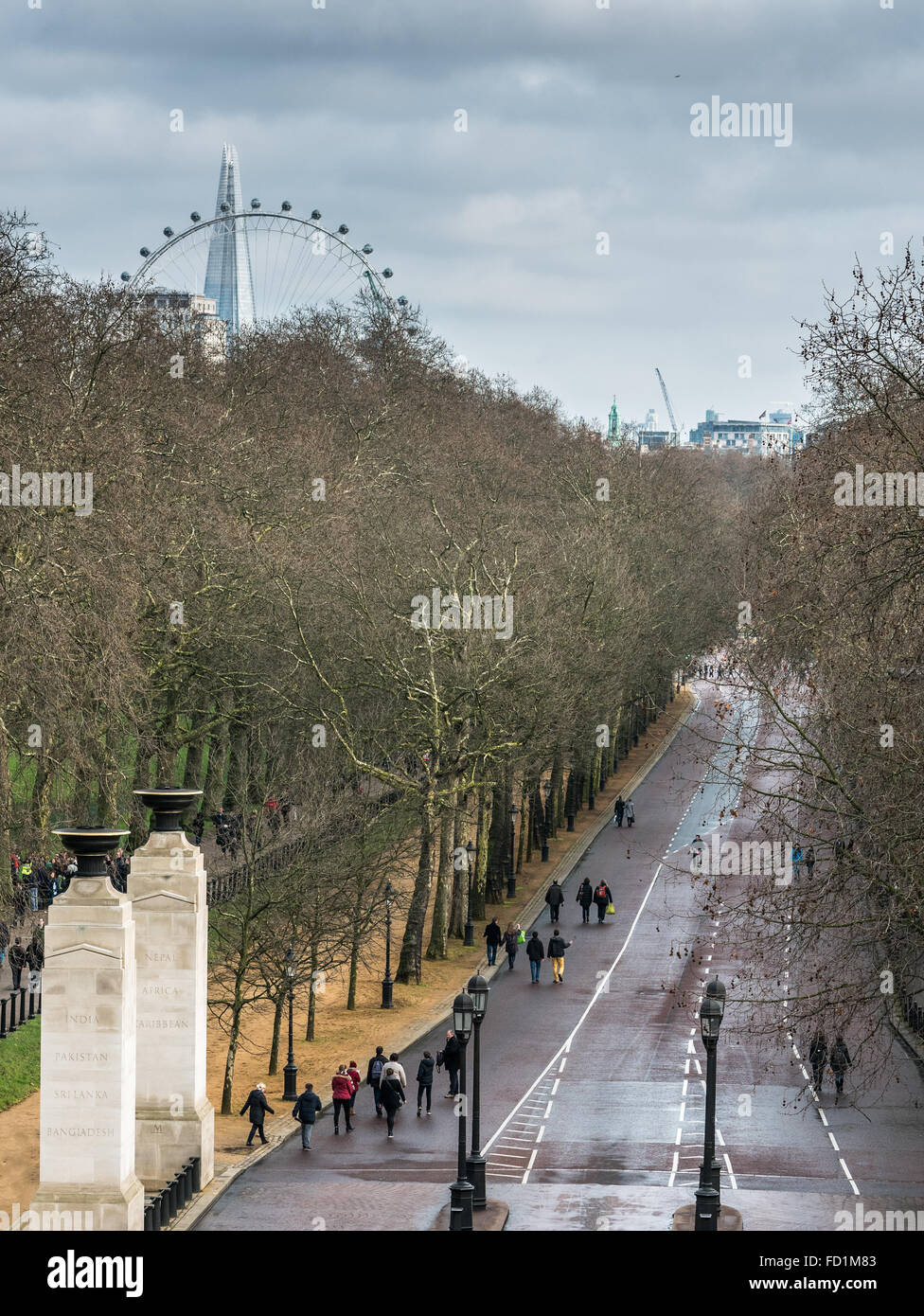 Constitution Hill, Green Park sulla sinistra, il giardino del Buckingham palace sulla destra. Foto Stock