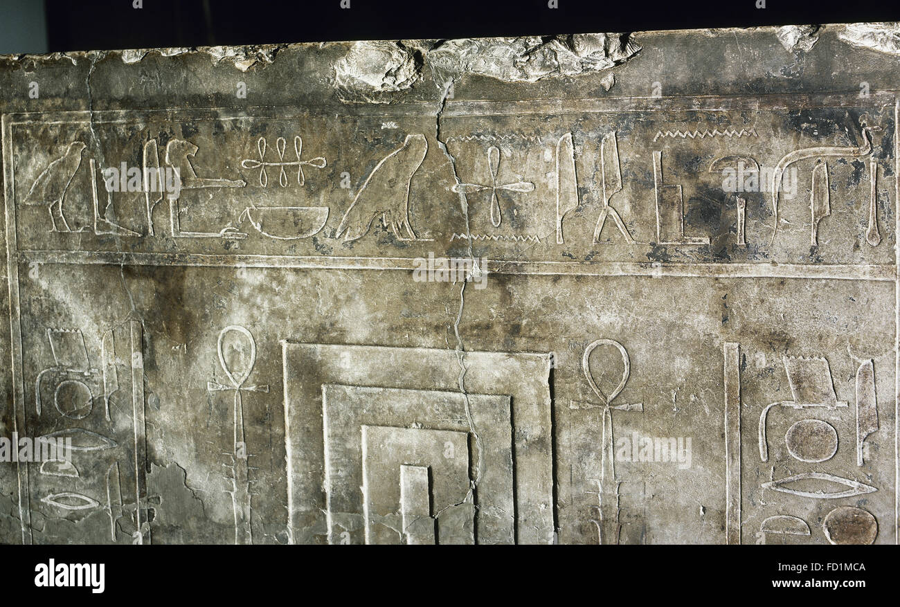 Geroglifici egiziani. Scolpita in rilievo. Sarcofago appartenenti ad un principe di nome, chiamato IBW. Xii dinastia. Medio Regno d'Egitto. Museo Egizio di Torino Foto Stock