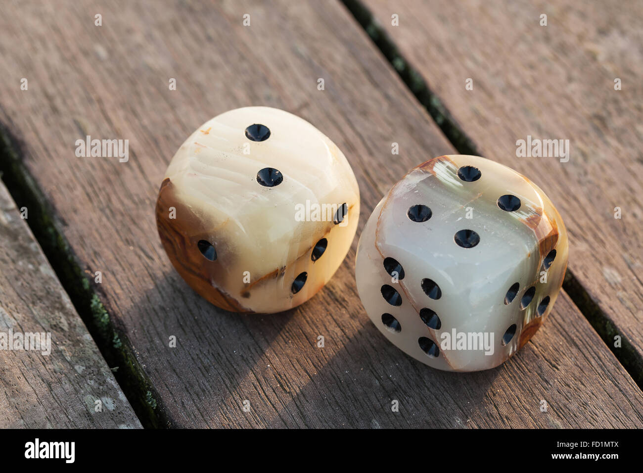 Due dadi di vetro: i numeri due e quattro numeri uno, tre, cinque e sei anche visibile Foto Stock