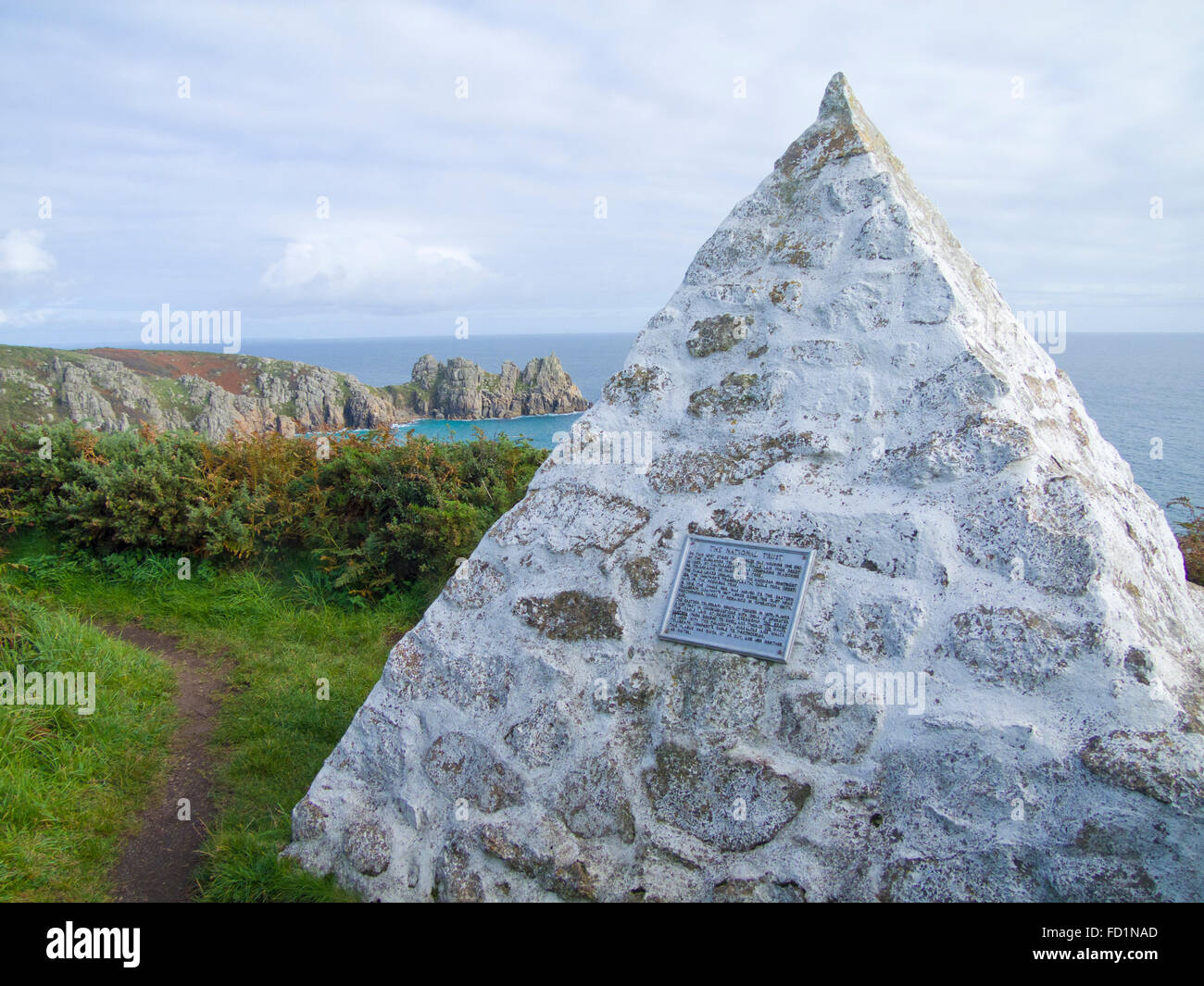 Un monumento per segnare la posizione del 1880 cavo telegrafico punto di terminazione Nr Porthcurno, Cornwall, Regno Unito Foto Stock