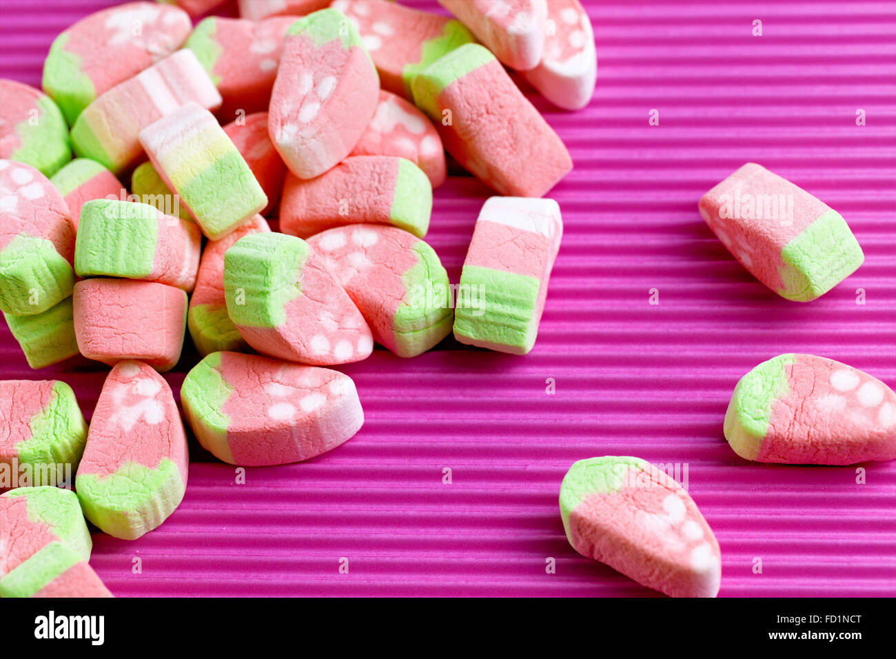 Marshmallow rosa e bianco in righe Foto stock - Alamy