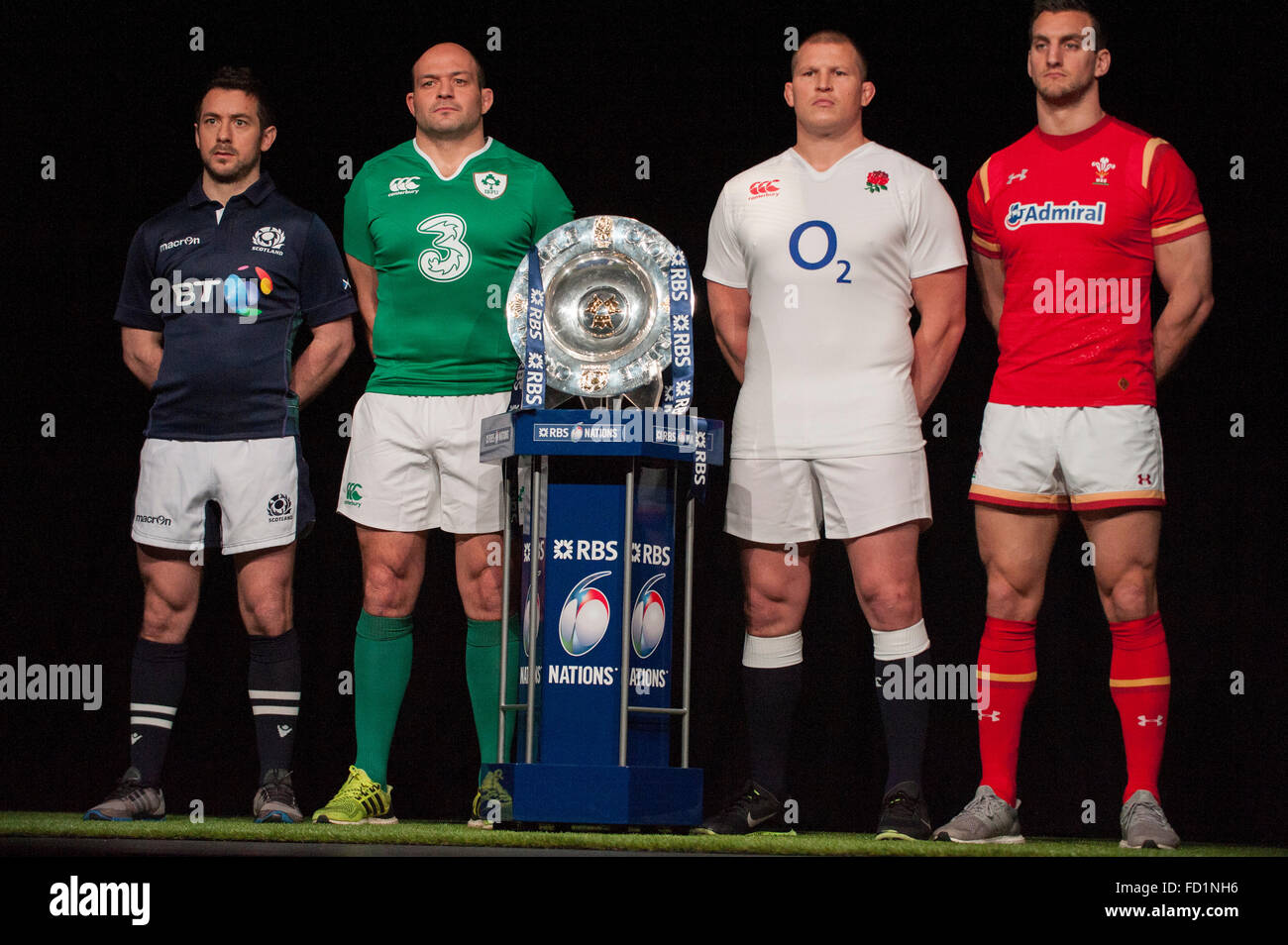 Hurlingham Club di Londra, Regno Unito. Il 27 gennaio, 2016. 4 nazioni capitani del team con la Calcutta Cup: Greg Laidlaw (Scozia), Rory Best (Irlanda), Dylan Hartley (Inghilterra), Sam Warburton (Galles). La RBS 6 Nazioni di rugby è stato lanciato a premere nel west London Club, con team capitani presentato per il supporto assemblato. Credito: sportsimages/Alamy Live News Foto Stock