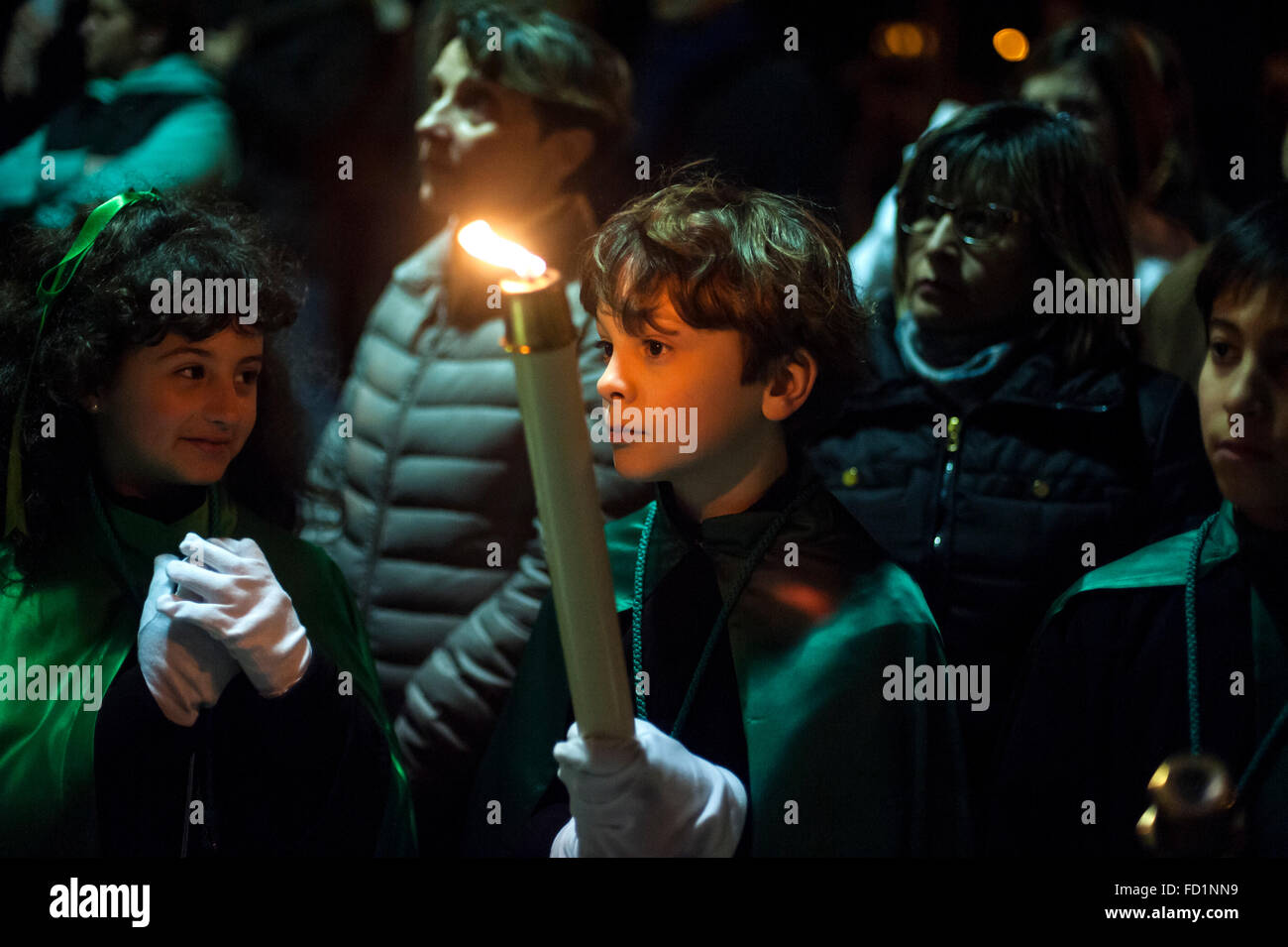 Un bambino che porta una candela durante la processione della Madonna della Speranza Foto Stock