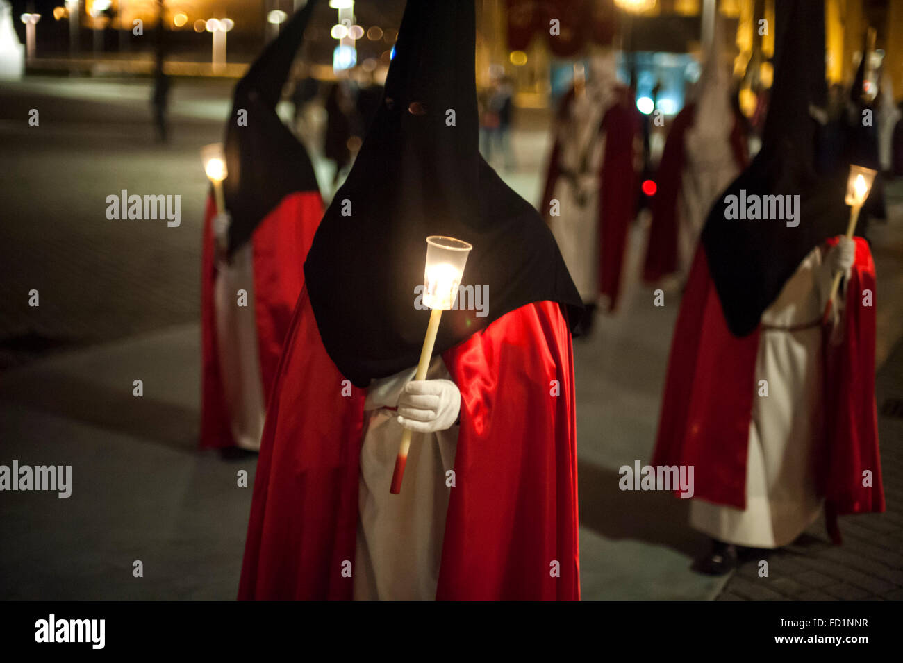 I fratelli portano candele nella notte la processione del Cristo di preghiera a Santander Foto Stock