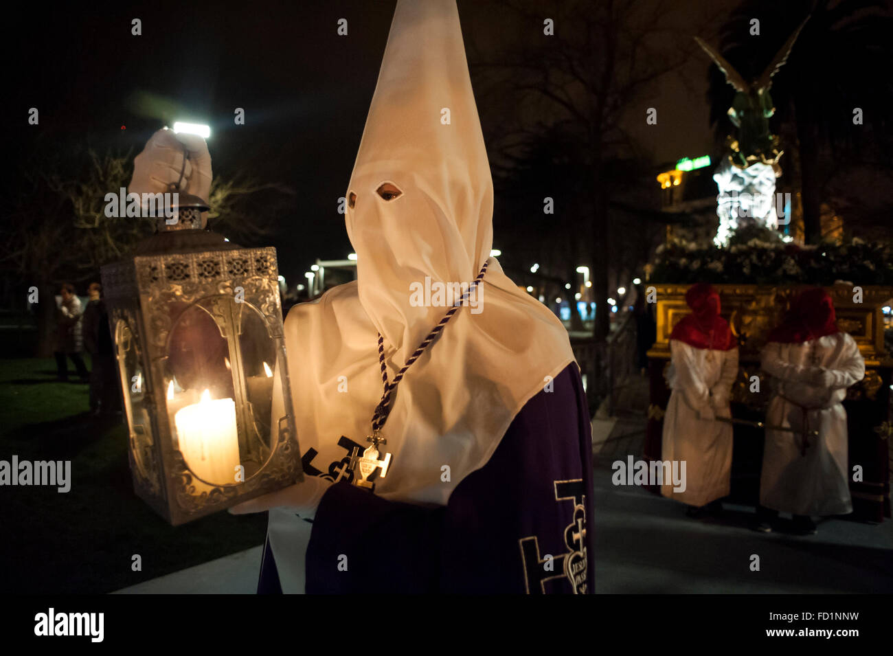 Un Nazareno che trasportano una lanterna processione della Notte Santa lunedì Foto Stock