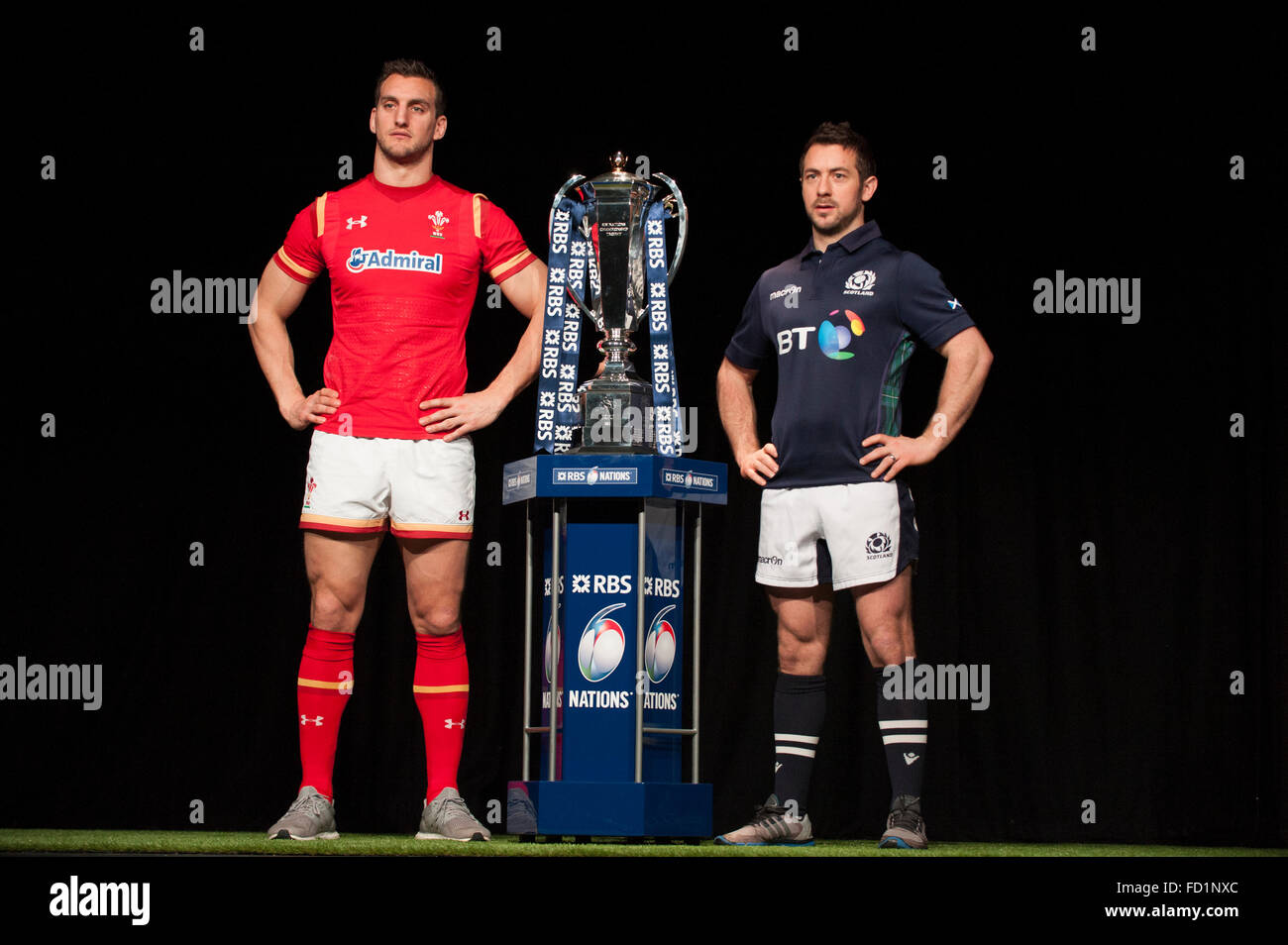 Hurlingham Club di Londra, Regno Unito. Il 27 gennaio, 2016. Il capitano del Galles Sam Warburton con la Scozia il capitano Greg Laidlaw. La RBS 6 Nazioni di rugby è stato lanciato a premere nel west London Club, con team capitani presentato per il supporto assemblato. Credito: sportsimages/Alamy Live News Foto Stock
