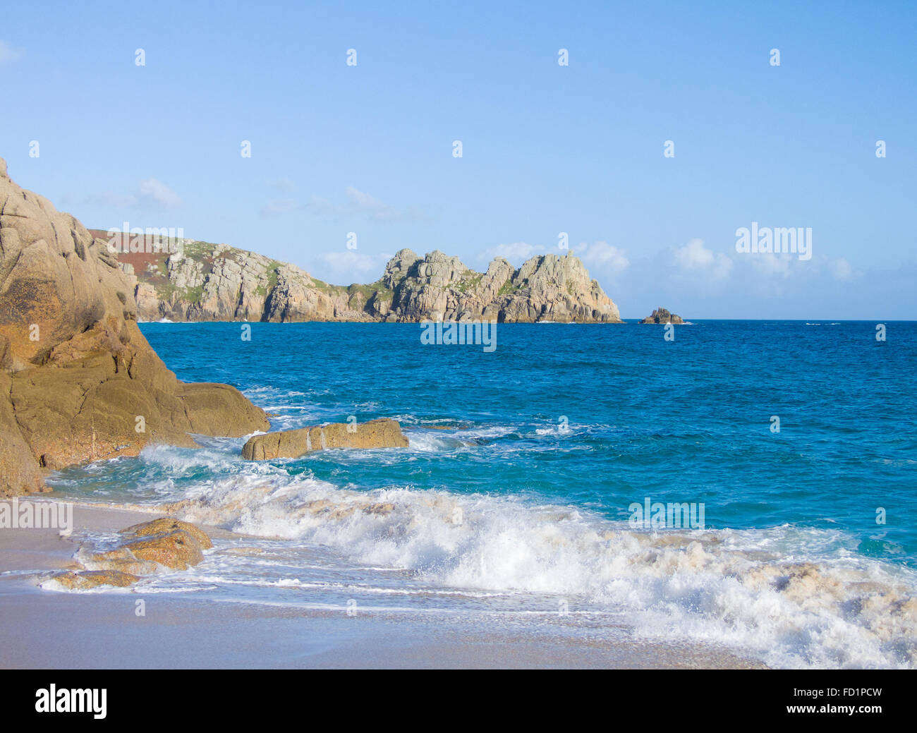 Porthcurno Beach & Horrace promontorio & Logan Rock al di là, Cornwall, Inghilterra, Regno Unito in estate Foto Stock
