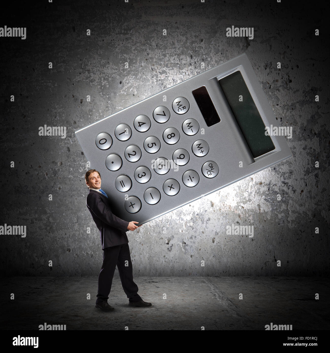 Giovane imprenditore che trasportano enormi calcolatrice in mani Foto stock  - Alamy