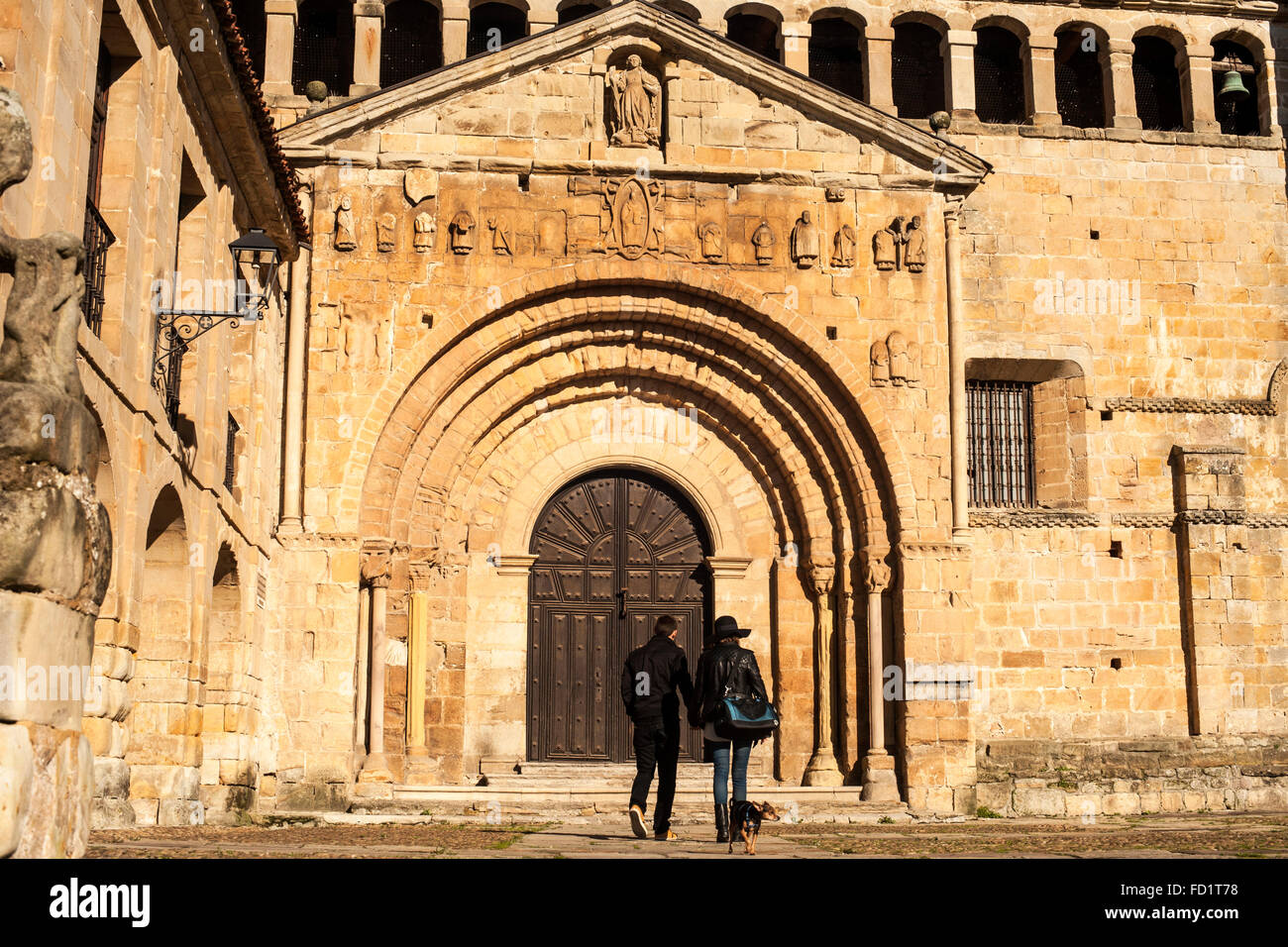 Dettaglio della porta della chiesa di Santa Giuliana Santilana in mare nel quale la figura di un seduto Pantocratore. Foto Stock