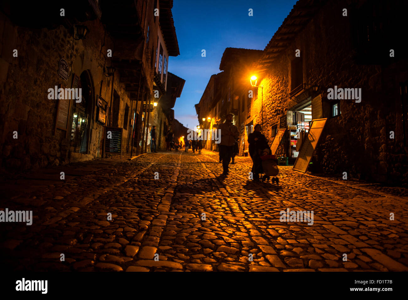 L'intero piano della città di Santillana del Mar mantiene lo stile medievale di epoca in ciottoli, Foto Stock