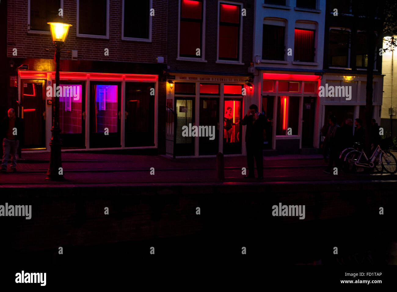 Rosse Buurt (il quartiere a luci rosse di Amsterdam è famosa per il loro windows con prostitute, dal momento che questa attività è legalizzato Foto Stock