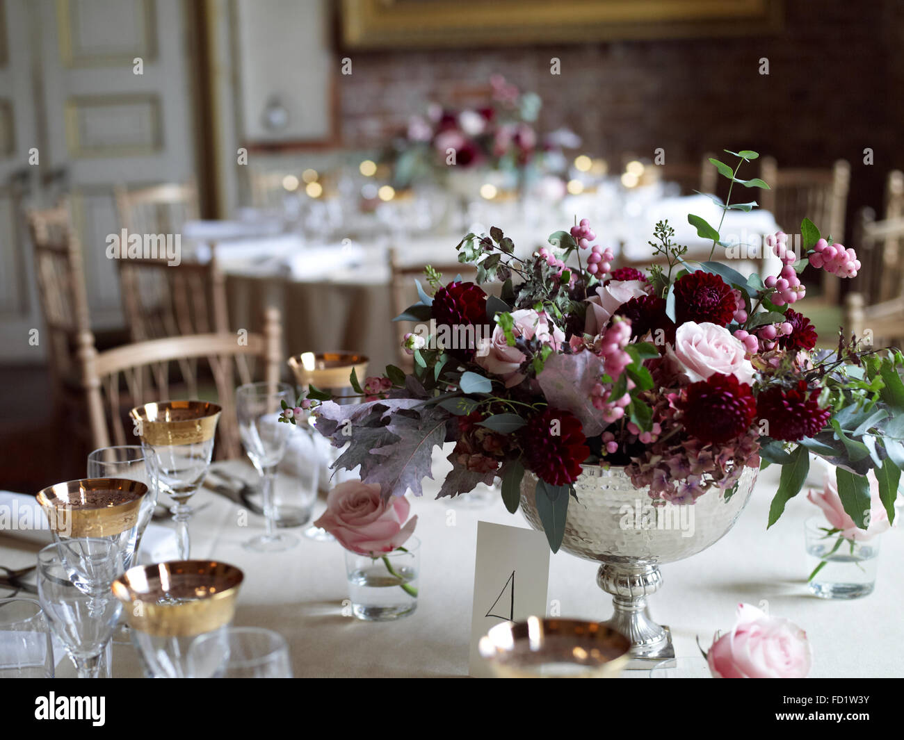 Elegante matrimonio inglese della decorazione della tavola con rosa e verde di rose e fiori di ibisco dettaglio Foto Stock