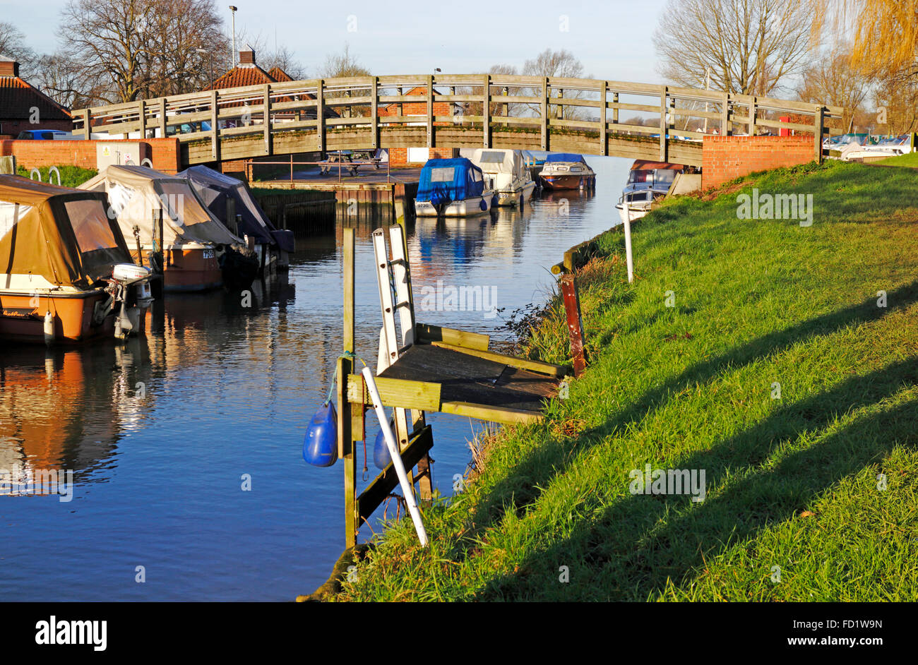 Una vista del molo di legno e ponte pedonale a Beccles, Suffolk, Inghilterra, Regno Unito. Foto Stock