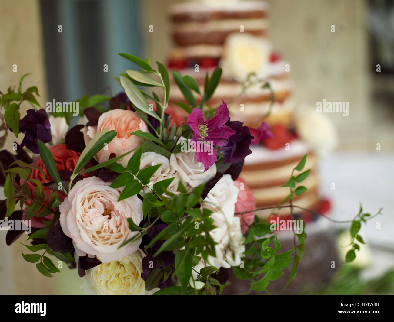 Un matrimonio di lusso pan di spagna con la frutta di stagione e fiori Foto Stock