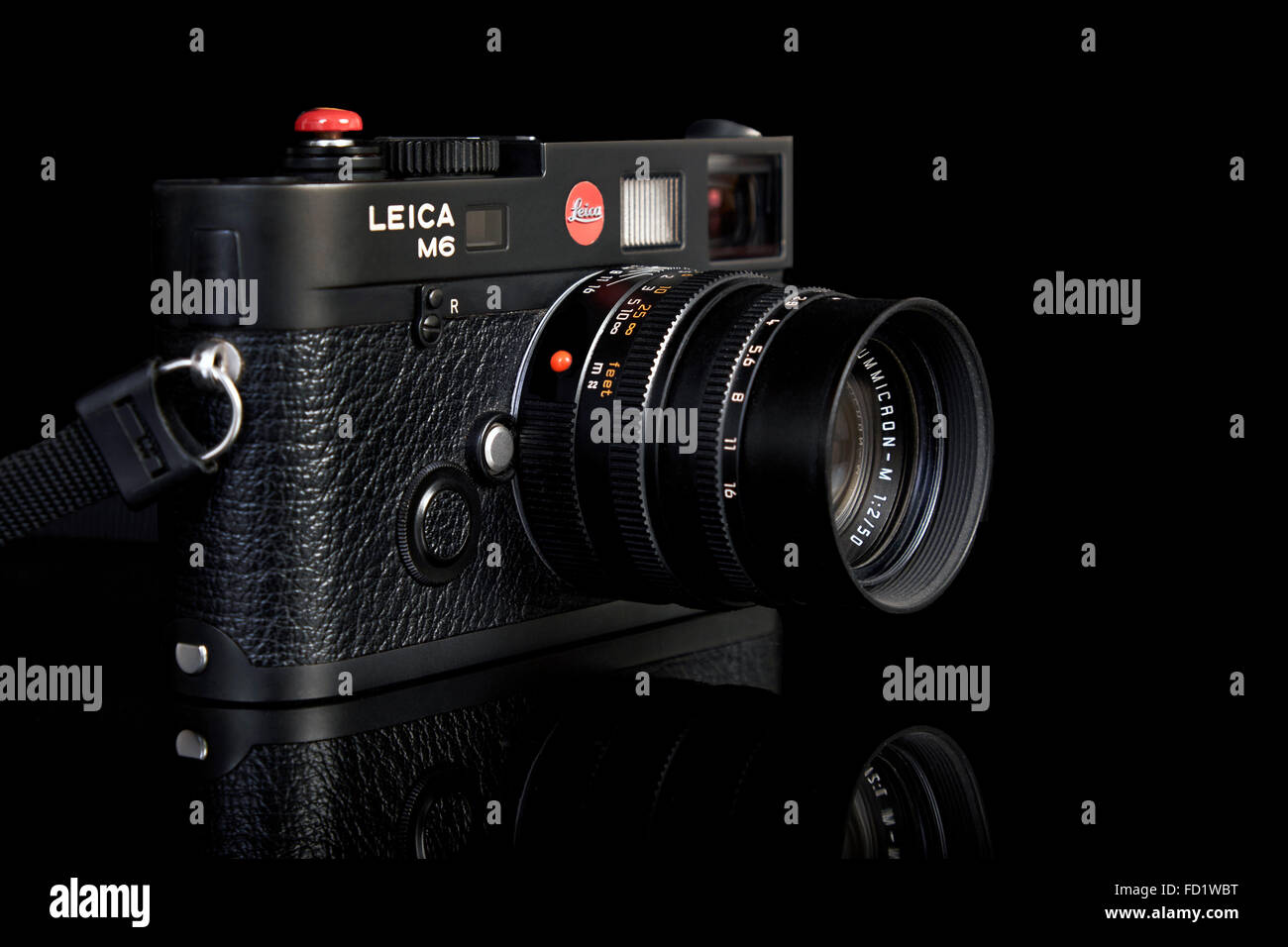 Fotocamera a telemetro, fotocamera a pellicola classica Leica M6 TTL da 35 mm. Foto Stock