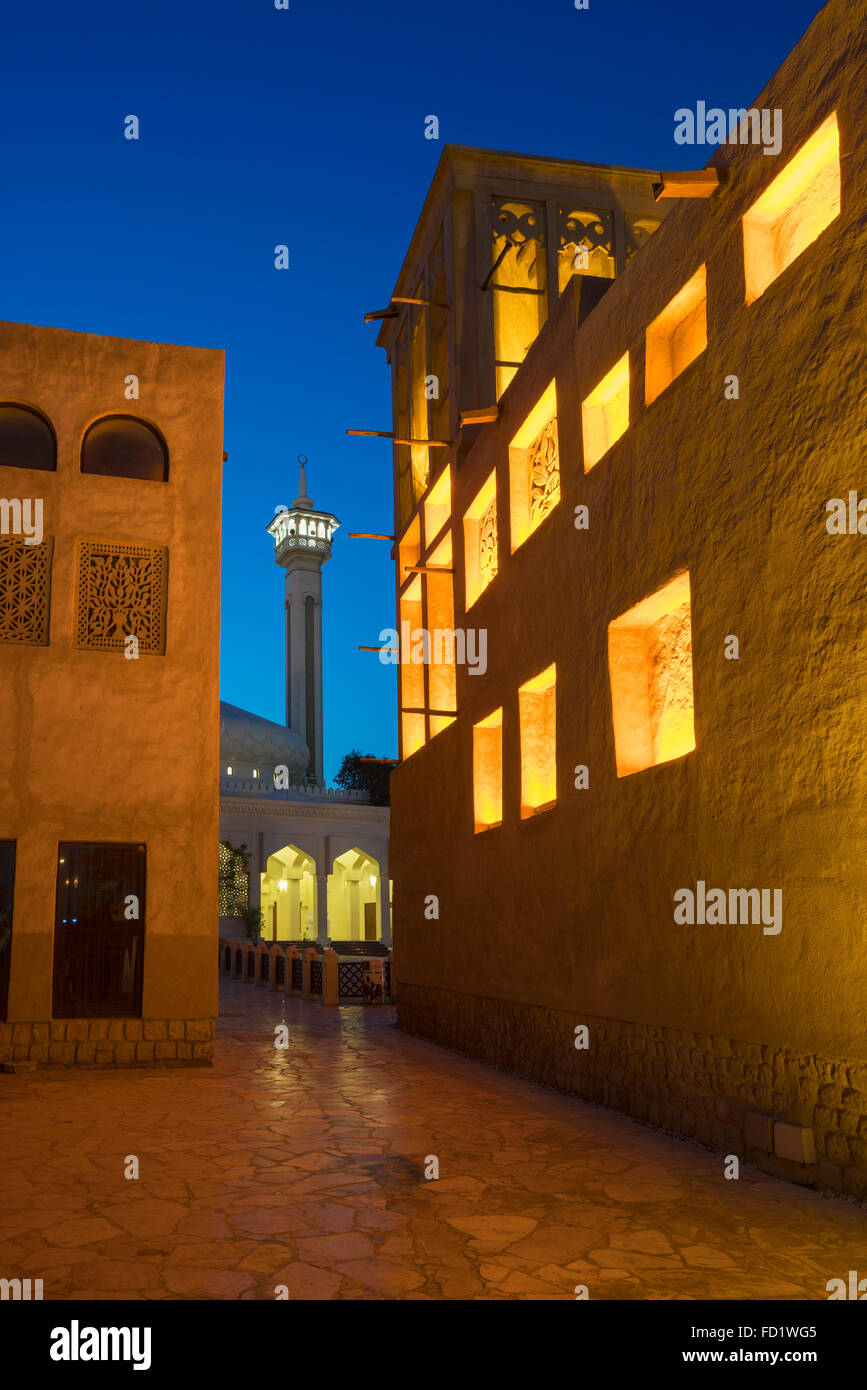 Vista serale di Bastakiya in Al Fahidi patrimonio tradizionale area in Dubai Emirati Arabi Uniti Foto Stock