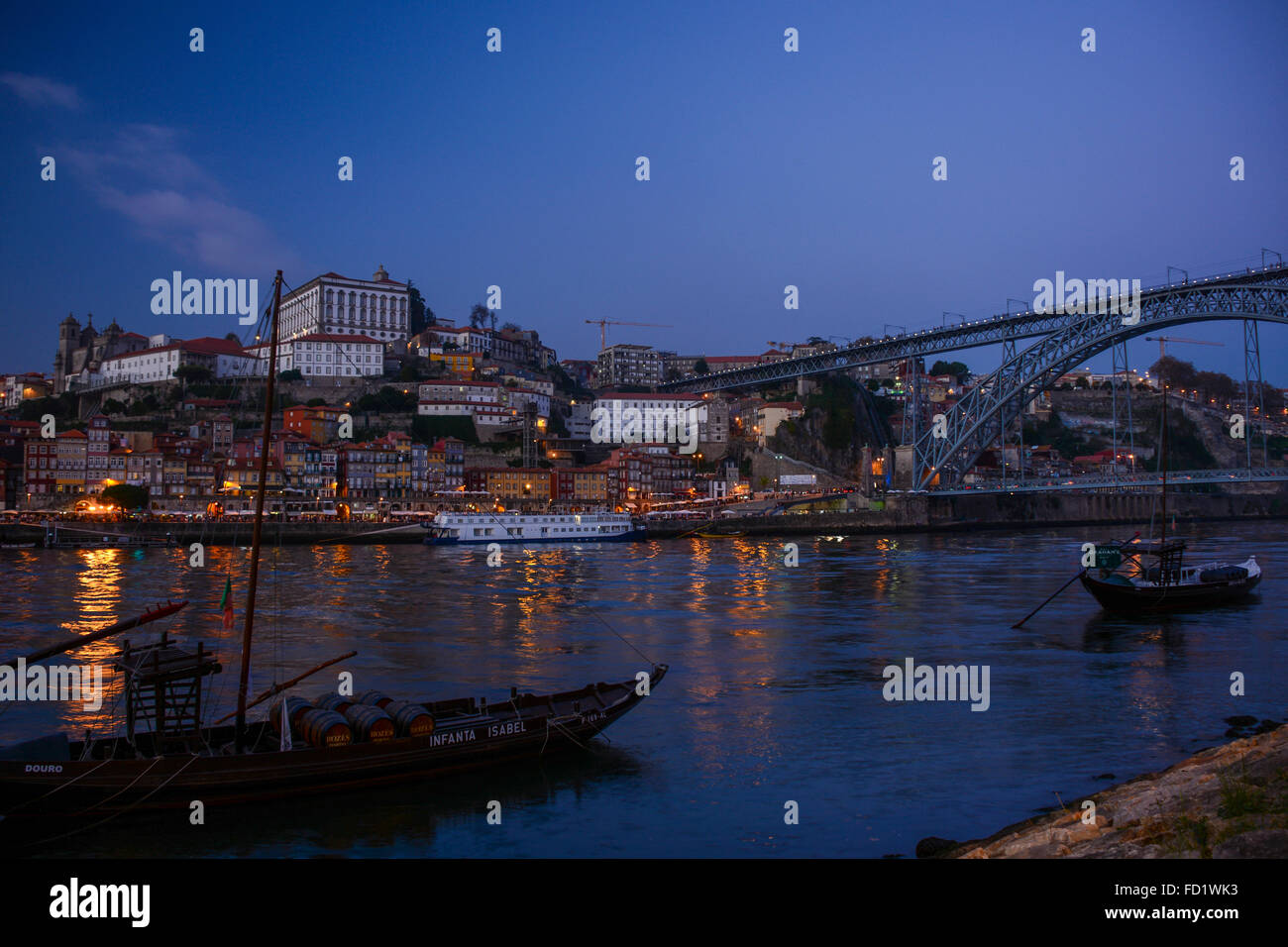 Dom Luís I Bridge, Porto, Portogallo guardando attraverso il fiume al Porto da Gaia Foto Stock
