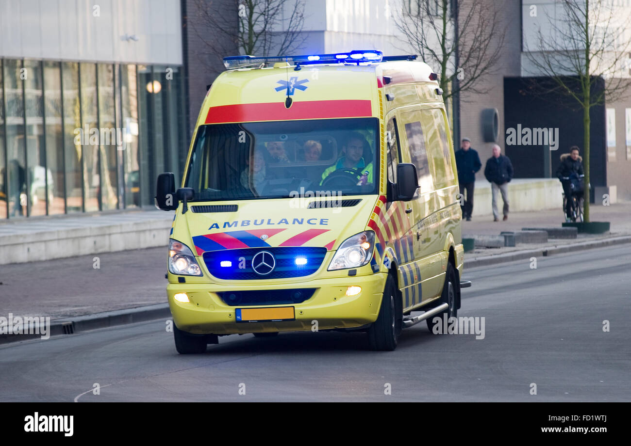 ENSCHEDE, Paesi Bassi - Jan 22, 2016: un'ambulanza è correre con velocità all'ospedale Foto Stock