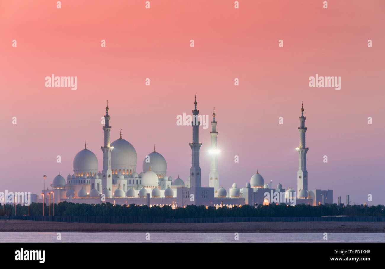 Vista della Sheikh Zayed grande moschea di sera in Abu Dhabi Emirati Arabi Uniti Foto Stock