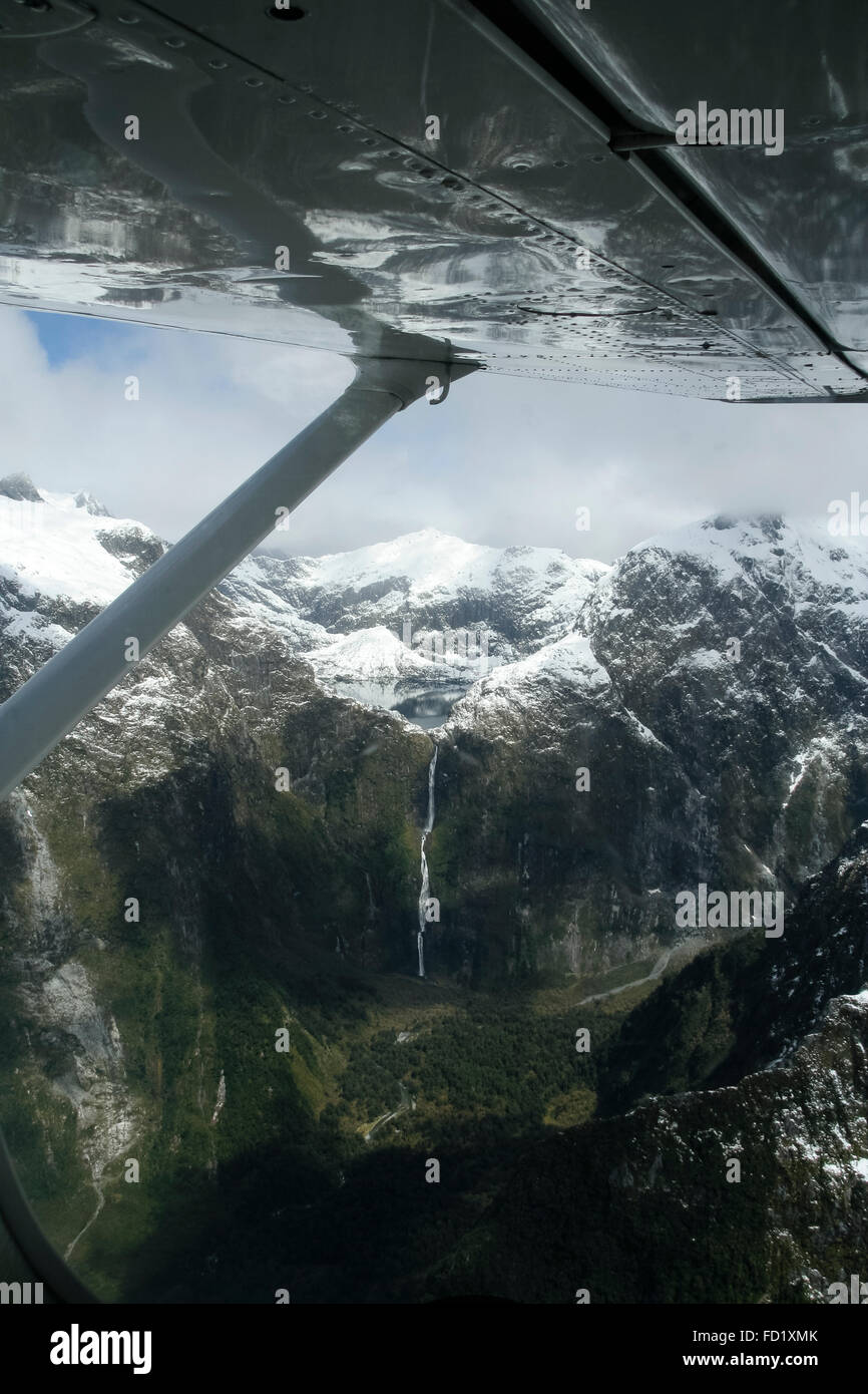 Milford Sound, Nuova Zelanda. Vista aerea di Cascate Sutherland da aeromobili leggeri. Foto Stock