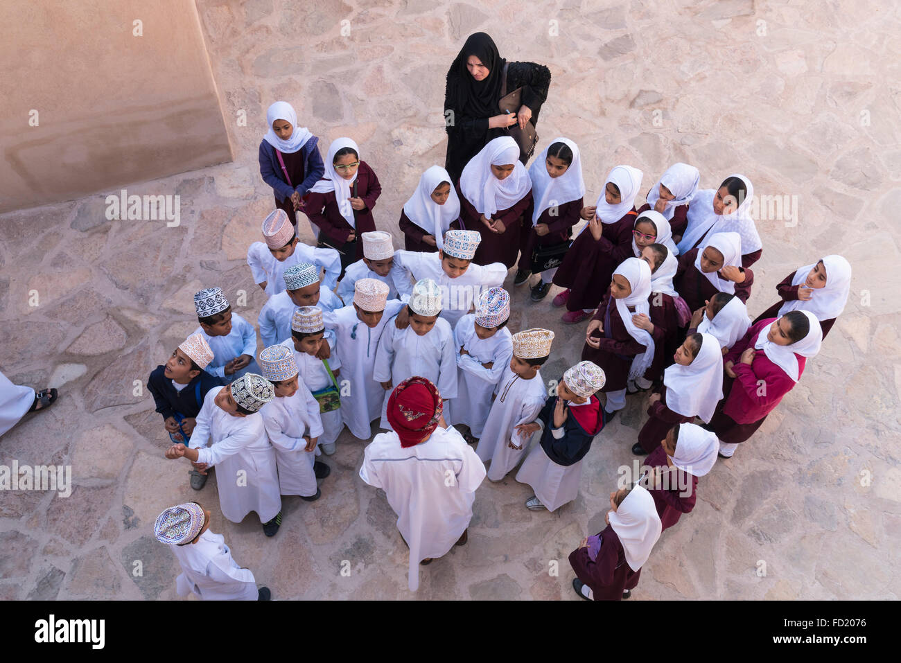 Scuola dell'Oman bambini in visita a Nizwa Fort in Oman Foto Stock