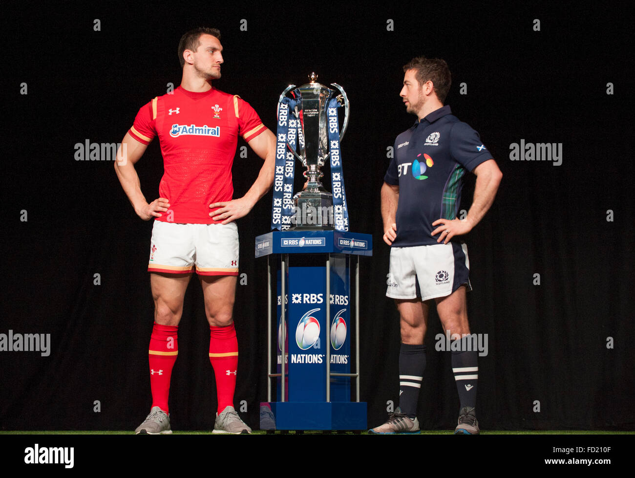 Hurlingham Club di Londra, Regno Unito. Il 27 gennaio, 2016. Il capitano del Galles Sam Warburton con la Scozia il capitano Greg Laidlaw. La RBS 6 Nazioni di rugby è stato lanciato a premere nel west London Club, con team capitani presentato per il supporto assemblato. Credito: sportsimages/Alamy Live News Foto Stock