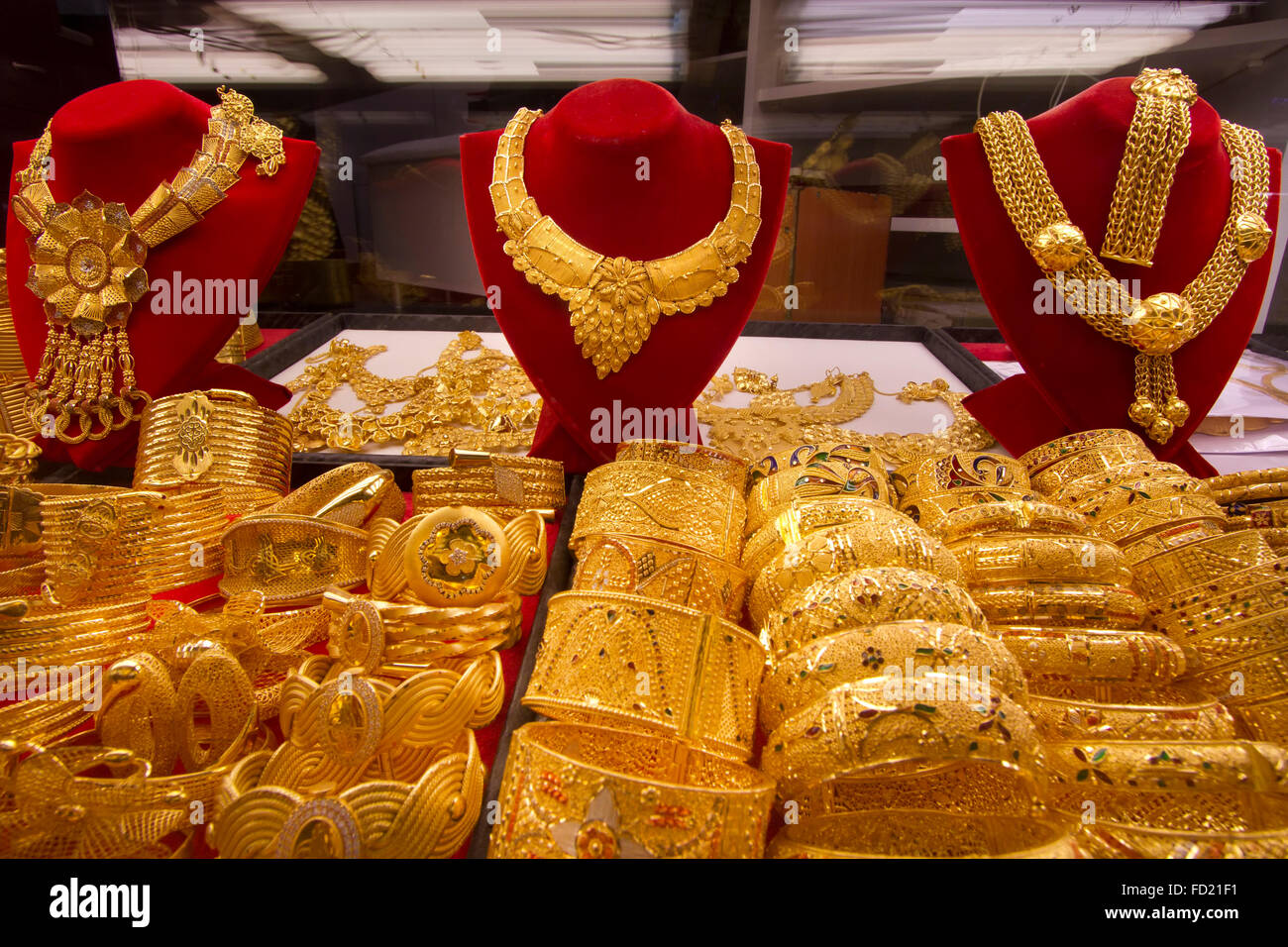 Arap gold - display identici può essere visto in Gold Souq in tutti gli Stati del Golfo Foto Stock