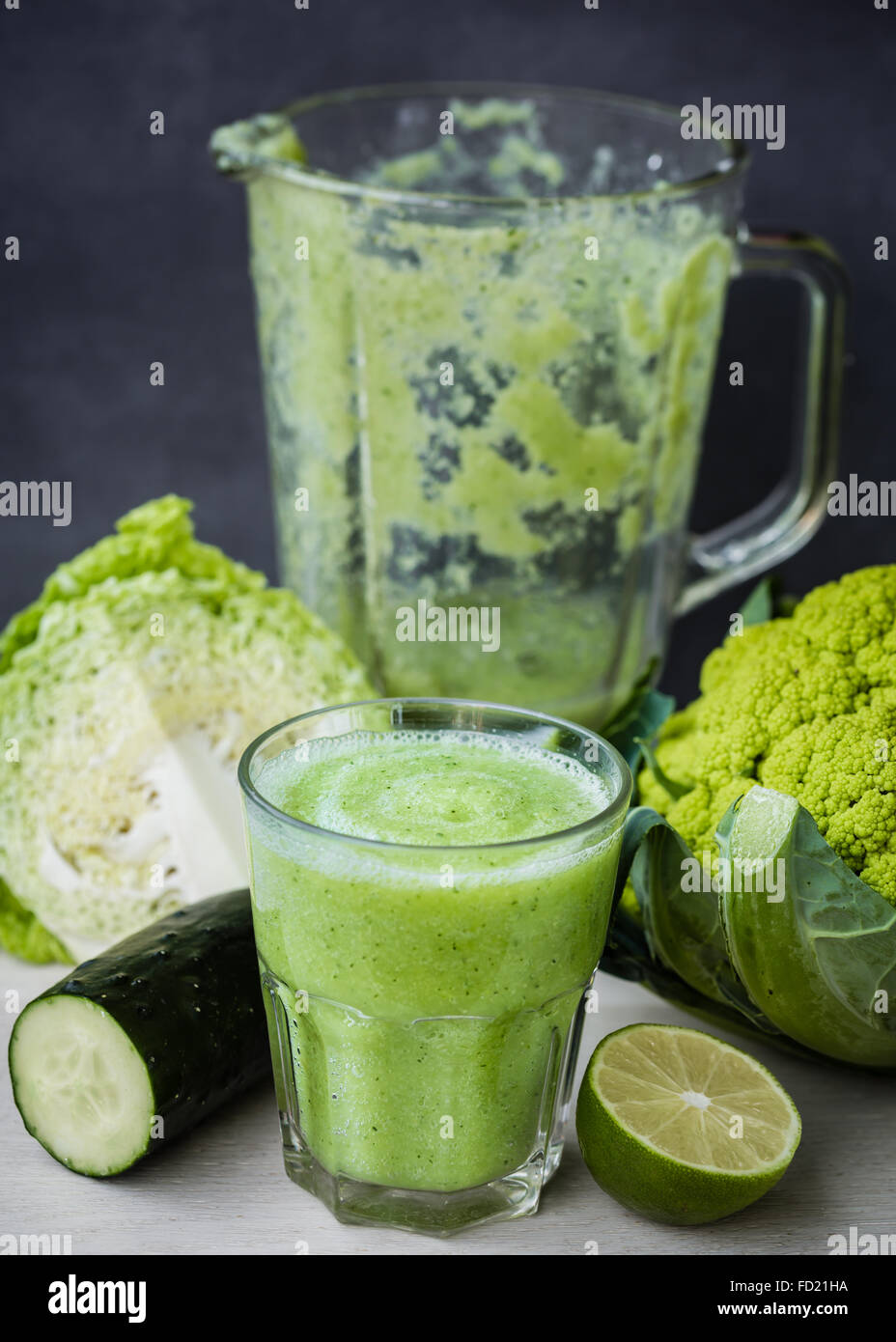 Un frullato di verde realizzato con cavolo, calce,cetriolo Foto Stock