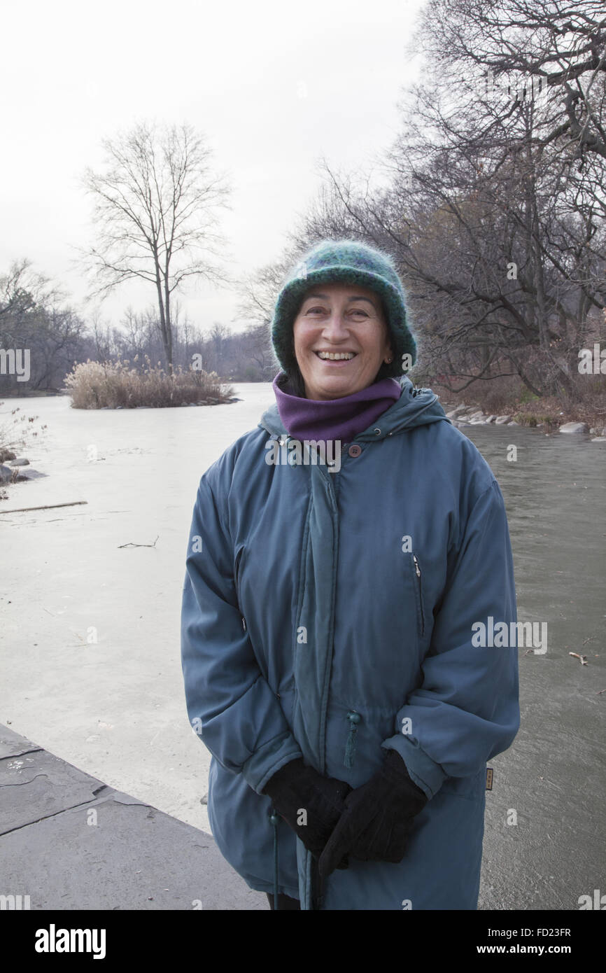 Outdoor ritratto di un felice sessanta qualcosa di donna in Prospect Park di Brooklyn, New York. Foto Stock