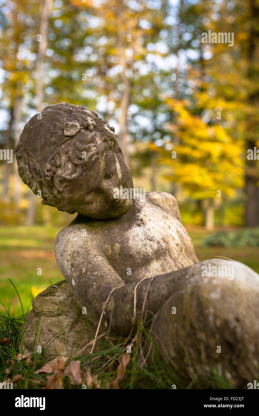 L'Europa, in Germania, in Renania settentrionale-Vestfalia, Regione del Basso Reno, la scultura di un sonno ragazzo in un giardino. Foto Stock