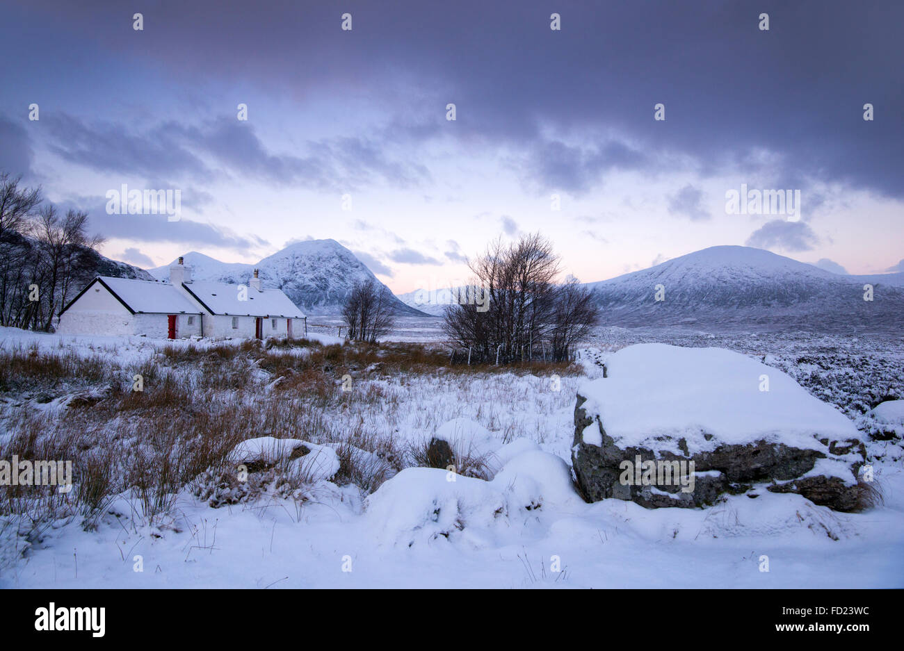 Inverno al Black Rock Cottage, Glencoe Scotland Regno Unito Foto Stock