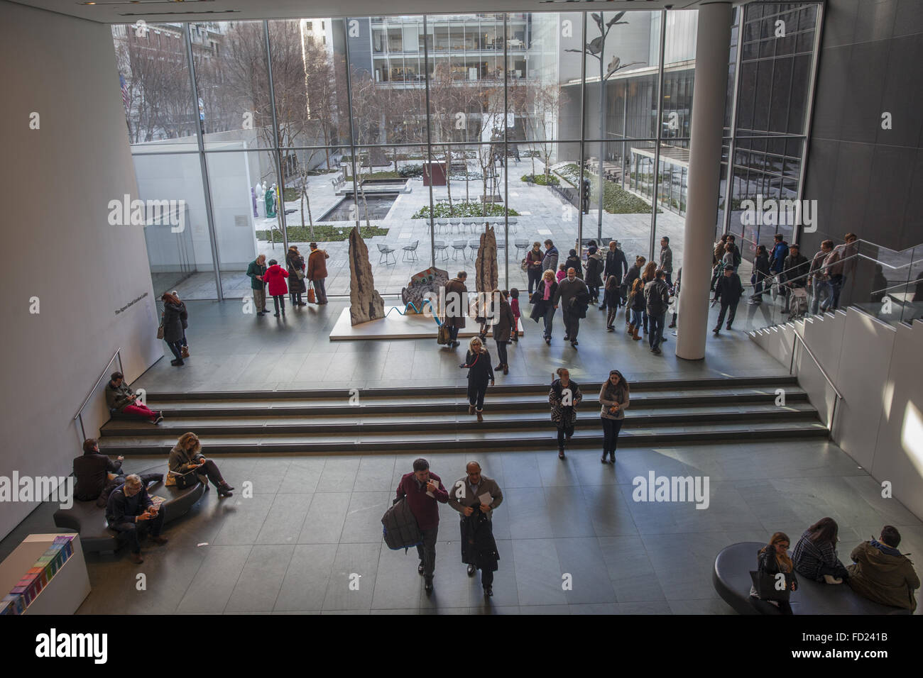Guardando verso il basso sulla voce hall e il giardino di sculture presso il Museo di Arte Moderna di New York City. Foto Stock