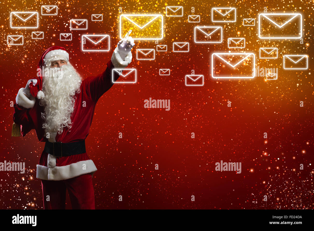 Babbo Natale la lettura di lettere di bambini con auguri Foto Stock