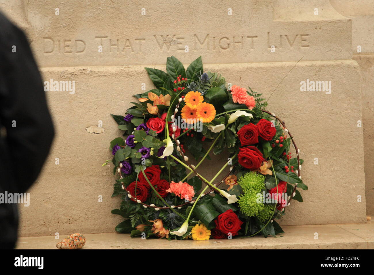 Swindon, Inghilterra. Il 27 gennaio, 2016. I locali si sono riuniti a Swindon il memoriale di guerra per contrassegnare Holocaust memorial day e pagare i loro res Foto Stock