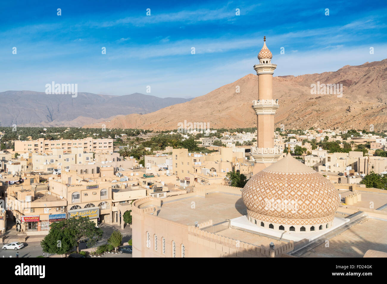 Vista di Nizwa moschea e la città di Nizwa da Nizwa Fort in Nizwa Oman Foto Stock