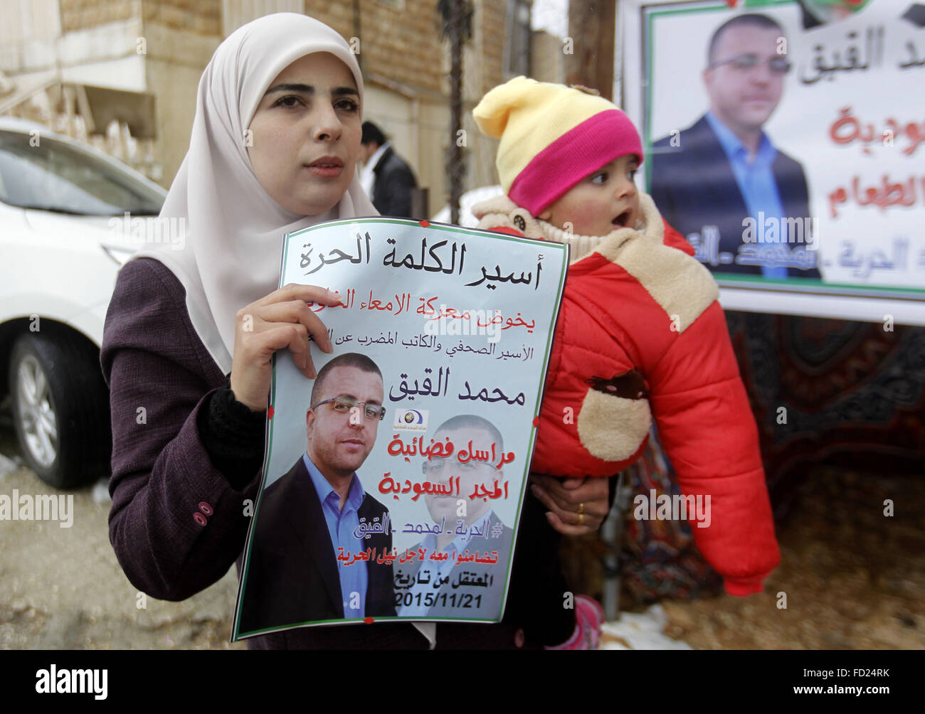 Hebron, West Bank, Territorio palestinese. 27 gennaio, 2016. Fayha Shalash, la moglie del giornalista palestinese Mohammed al-Qiq chi è in sciopero della fame in una prigione israeliana per 64 giorni mantiene la sua figlia di fronte a una protesta tenda nella West Bank village di dura il 27 gennaio 2016. Qiq è andato in sciopero della fame per protestare contro l'amministrazione israeliana la detenzione senza processo, i funzionari palestinesi detto credito: Wisam Hashlamoun APA/images/ZUMA filo/Alamy Live News Foto Stock